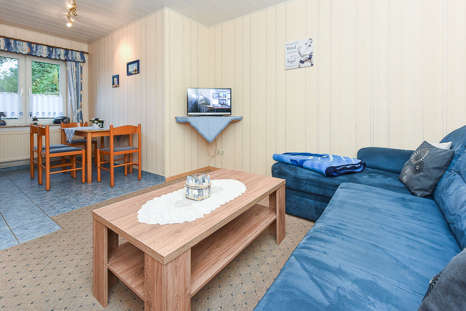 Ferienwohnung „Lerche“ - Wohnzimmer mit integriertem Küchenbereich