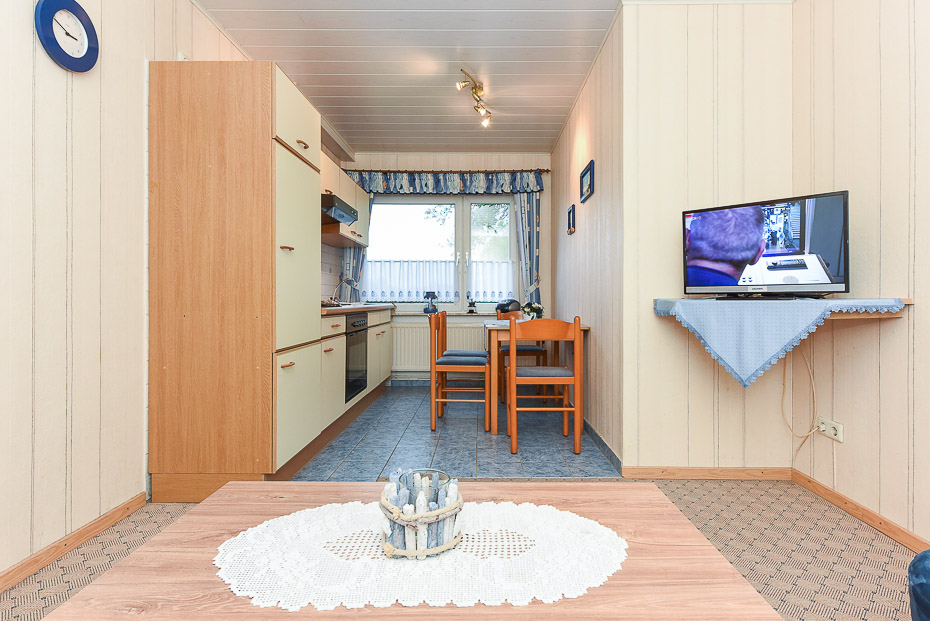 Ferienwohnung „Lerche“ - Wohnzimmer mit integriertem Küchenbereich