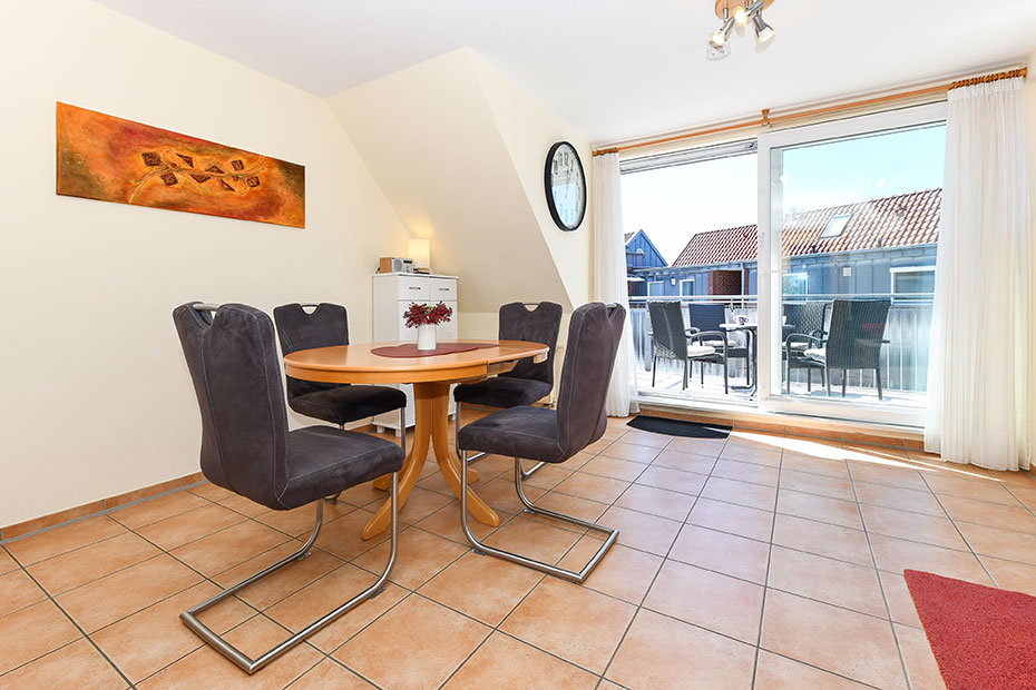 Ferienwohnung „Meeresleuchten“ - Wohnzimmer mit integriertem Küchenbereich