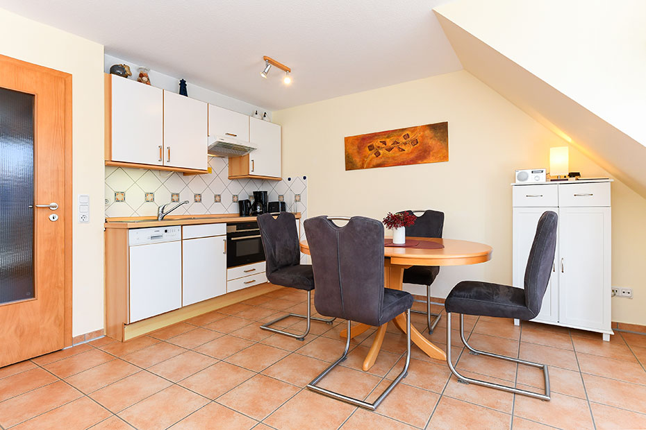 Ferienwohnung „Meeresleuchten“ - Wohnzimmer mit integriertem Küchenbereich