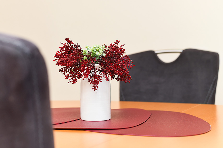 Ferienwohnung „Meeresleuchten“ - Wohnzimmer mit integriertem Küchenbereich