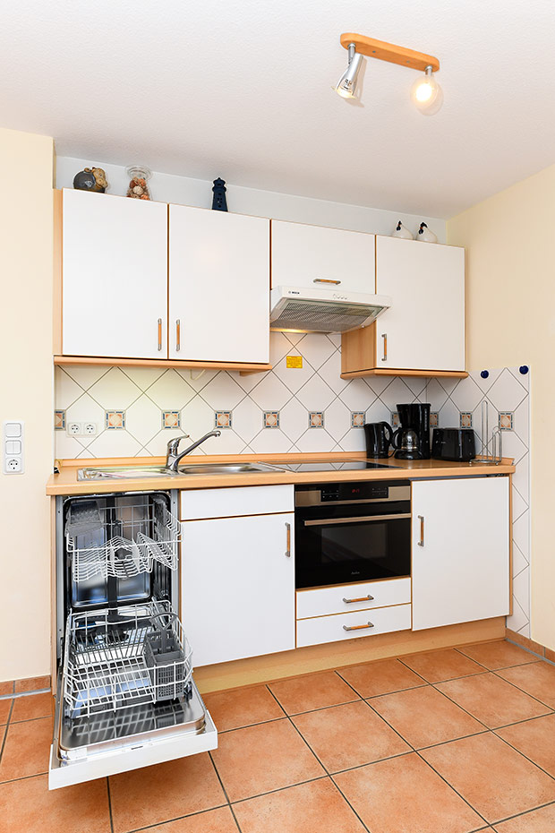 Ferienwohnung „Meeresleuchten“ - Wohnzimmer mit integriertem Küchenbereich