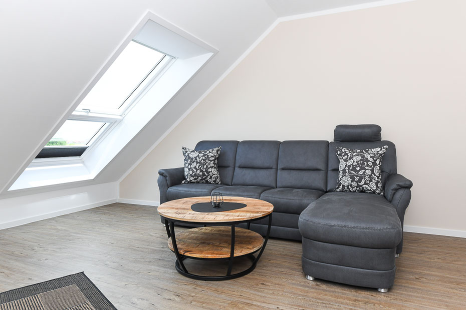 Ferienwohnung „Auszeit“ - Wohnzimmer mit integriertem Küchenbereich