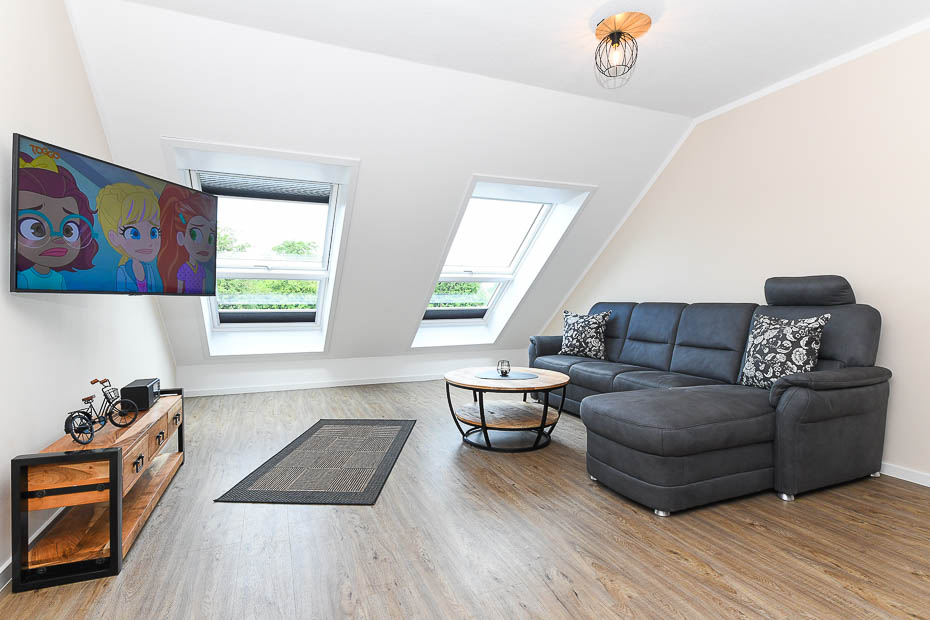 Ferienwohnung „Auszeit“ - Wohnzimmer mit integriertem Küchenbereich