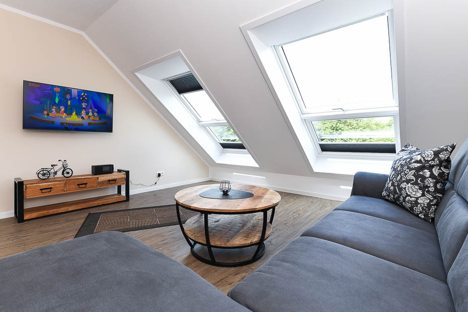 Ferienwohnung „Auszeit“ - Wohnzimmer mit integriertem Küchenbereich