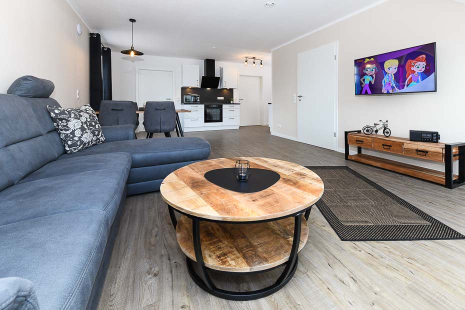 Ferienwohnung „Auszeit“ - Wohnzimmer mit integriertem Küchenbereich