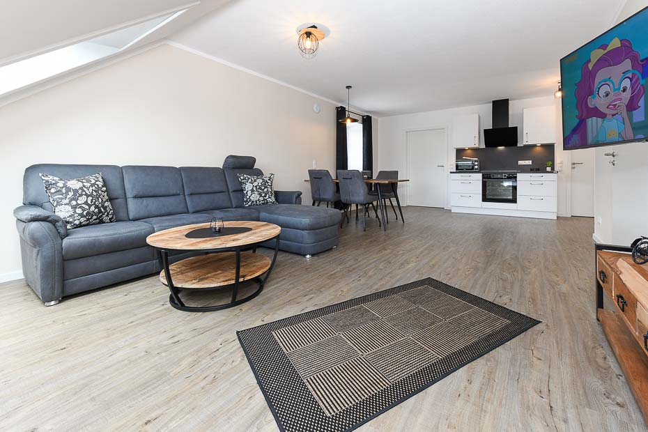 Ferienwohnung „Auszeit“ - Wohnzimmer mit integriertem Küchenbereich