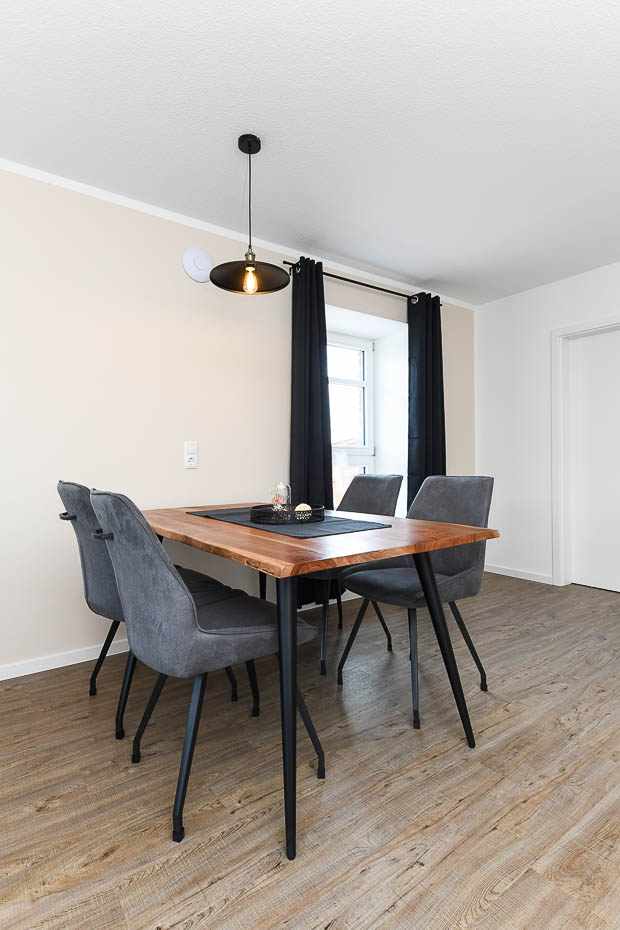 Ferienwohnung „Auszeit“ - Wohnzimmer mit integriertem Küchenbereich