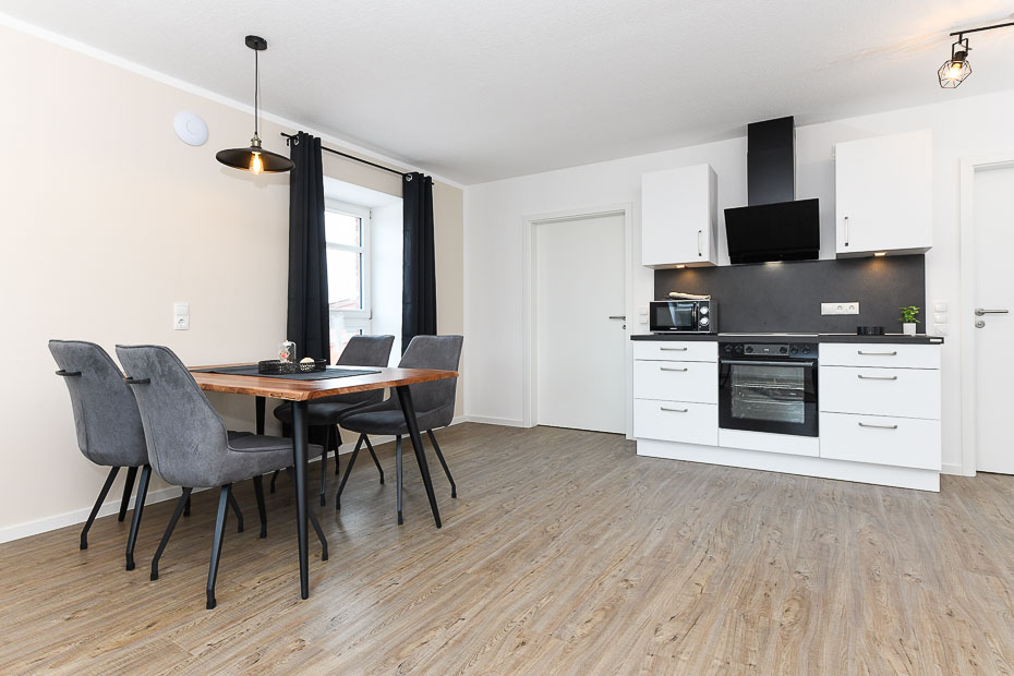 Ferienwohnung „Auszeit“ - Wohnzimmer mit integriertem Küchenbereich