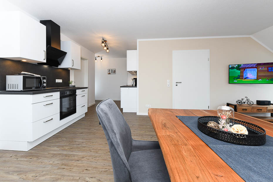 Ferienwohnung „Auszeit“ - Wohnzimmer mit integriertem Küchenbereich