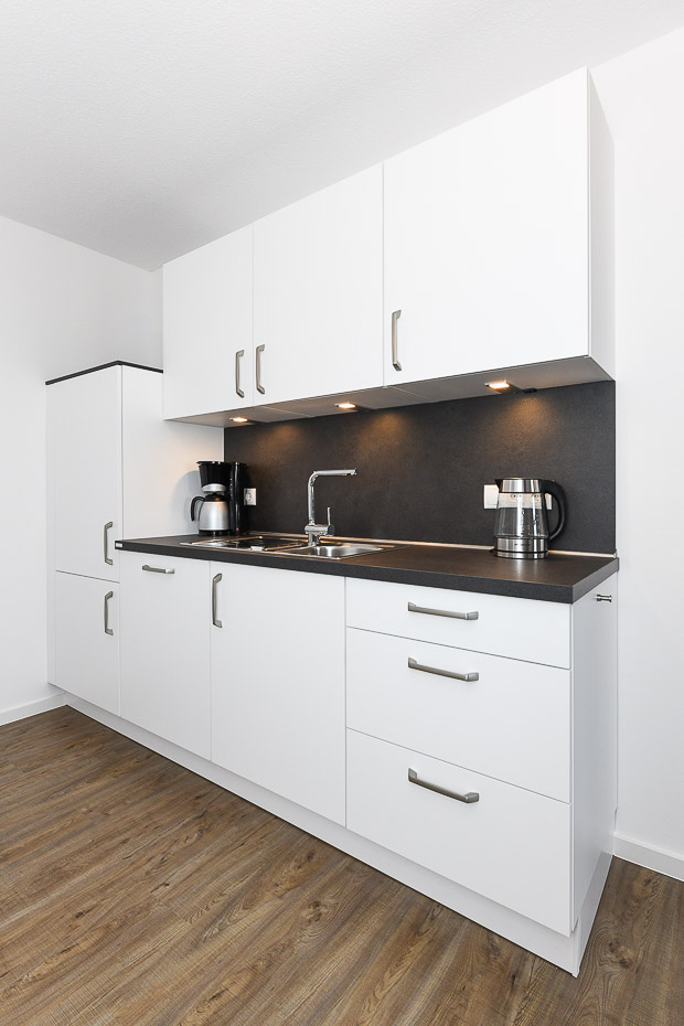 Ferienwohnung „Auszeit“ - Wohnzimmer mit integriertem Küchenbereich