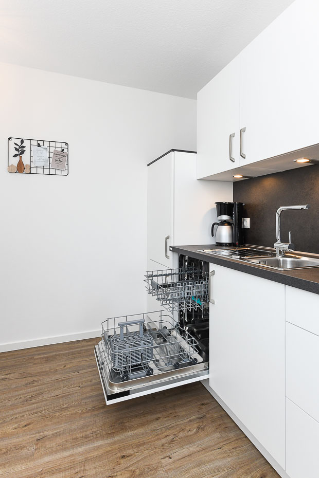 Ferienwohnung „Auszeit“ - Wohnzimmer mit integriertem Küchenbereich