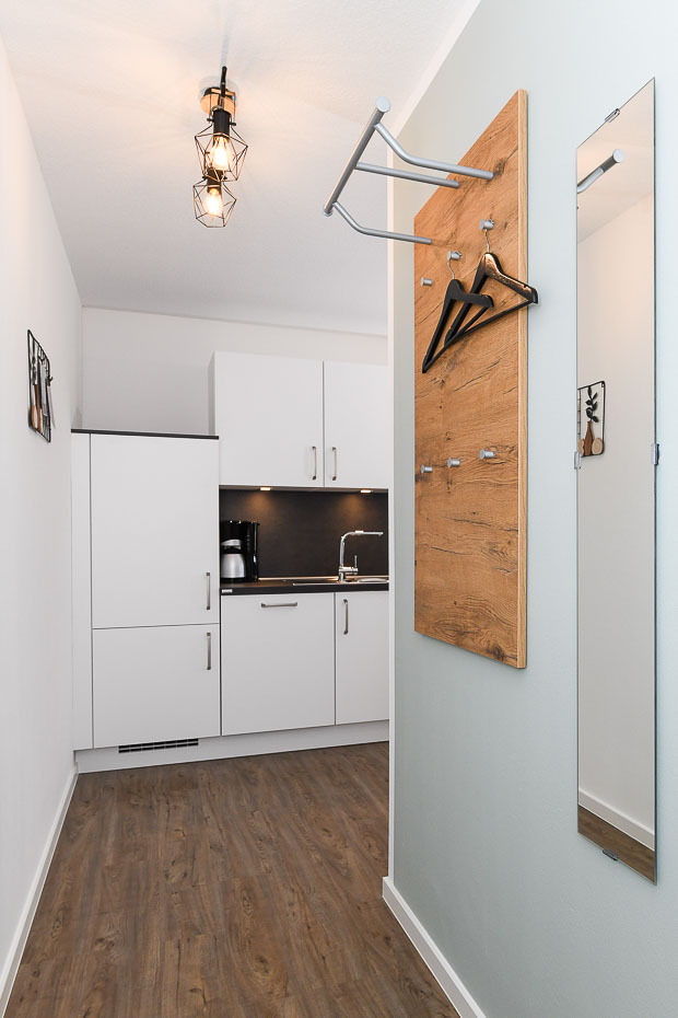 Ferienwohnung „Auszeit“ - Wohnzimmer mit integriertem Küchenbereich