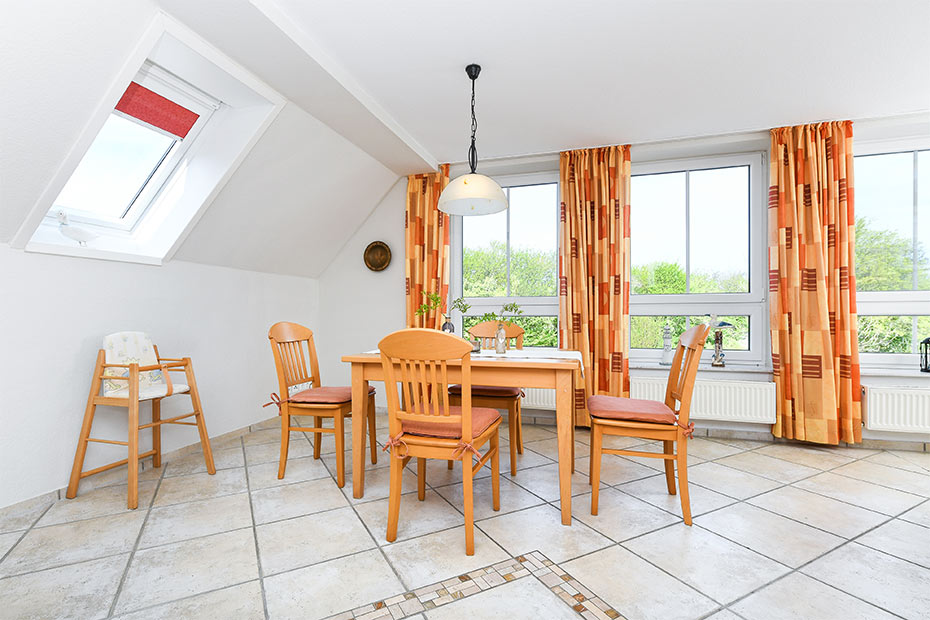 Ferienwohnung „Grafthof“ - Wohnzimmer mit integriertem Küchenbereich