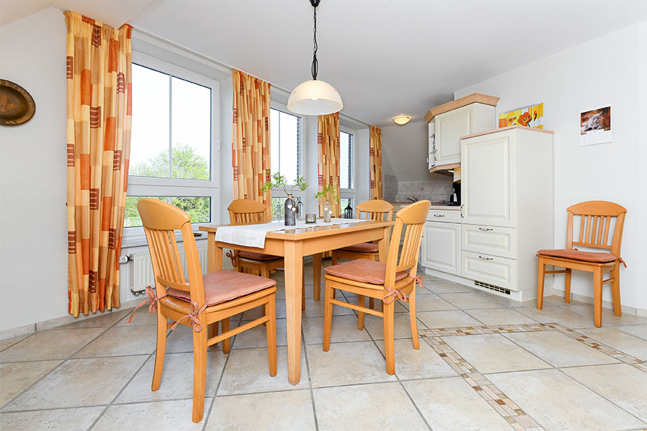 Ferienwohnung „Grafthof“ - Wohnzimmer mit integriertem Küchenbereich