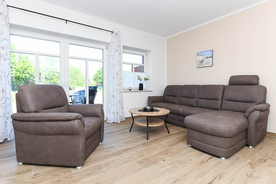 Ferienwohnung „Leege Groden“ - Wohnzimmer mit integriertem Küchenbereich