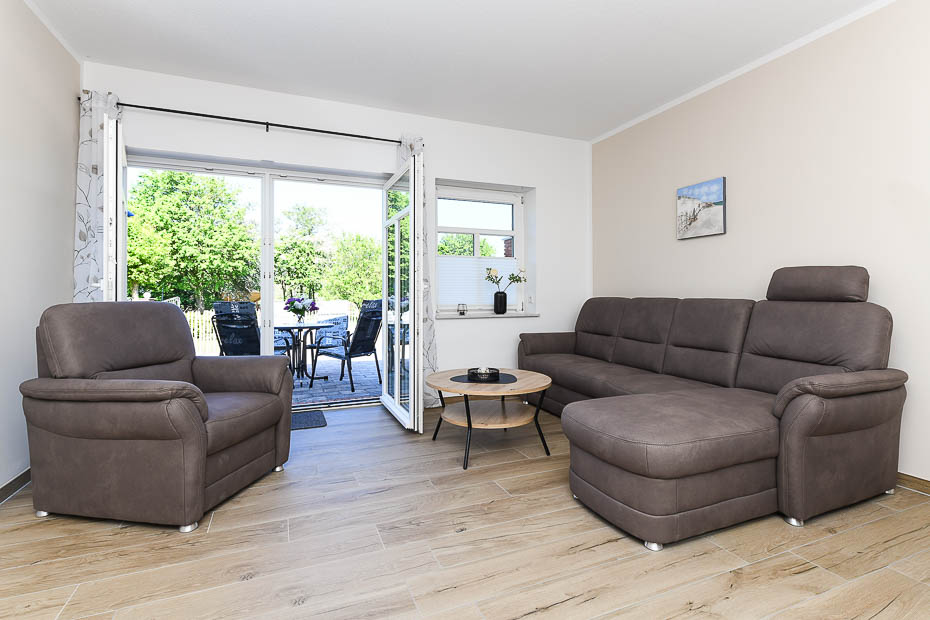 Ferienwohnung „Leege Groden“ - Wohnzimmer mit integriertem Küchenbereich