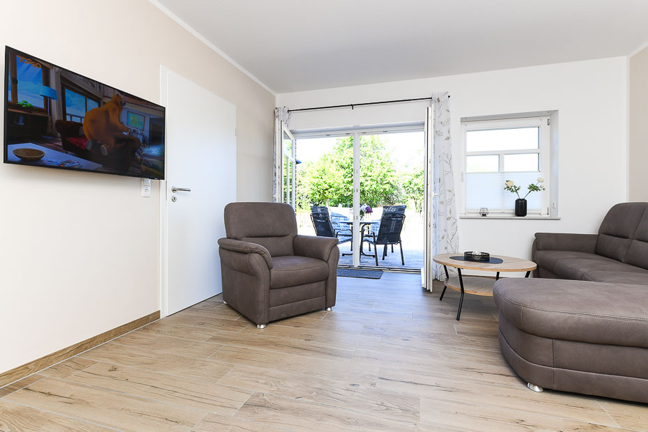 Ferienwohnung „Leege Groden“ - Wohnzimmer mit integriertem Küchenbereich