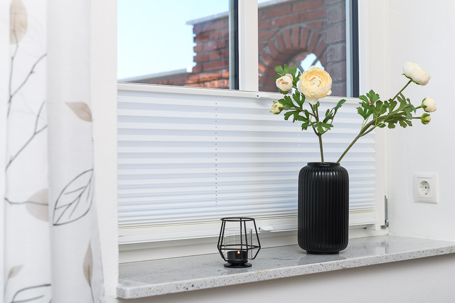 Ferienwohnung „Leege Groden“ - Wohnzimmer mit integriertem Küchenbereich