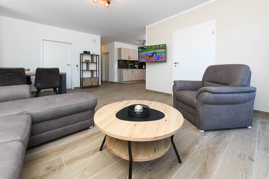 Ferienwohnung „Leege Groden“ - Wohnzimmer mit integriertem Küchenbereich