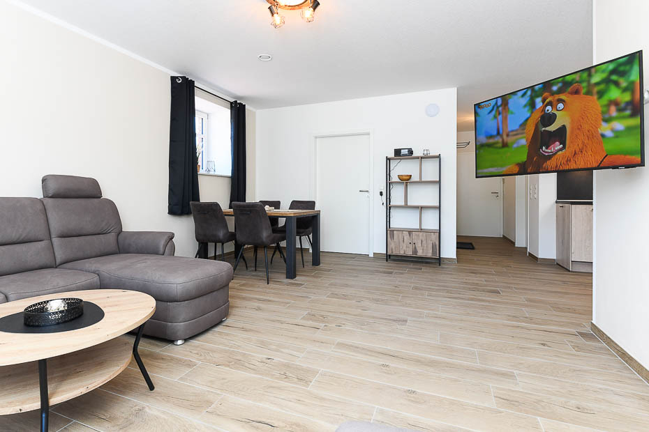 Ferienwohnung „Leege Groden“ - Wohnzimmer mit integriertem Küchenbereich