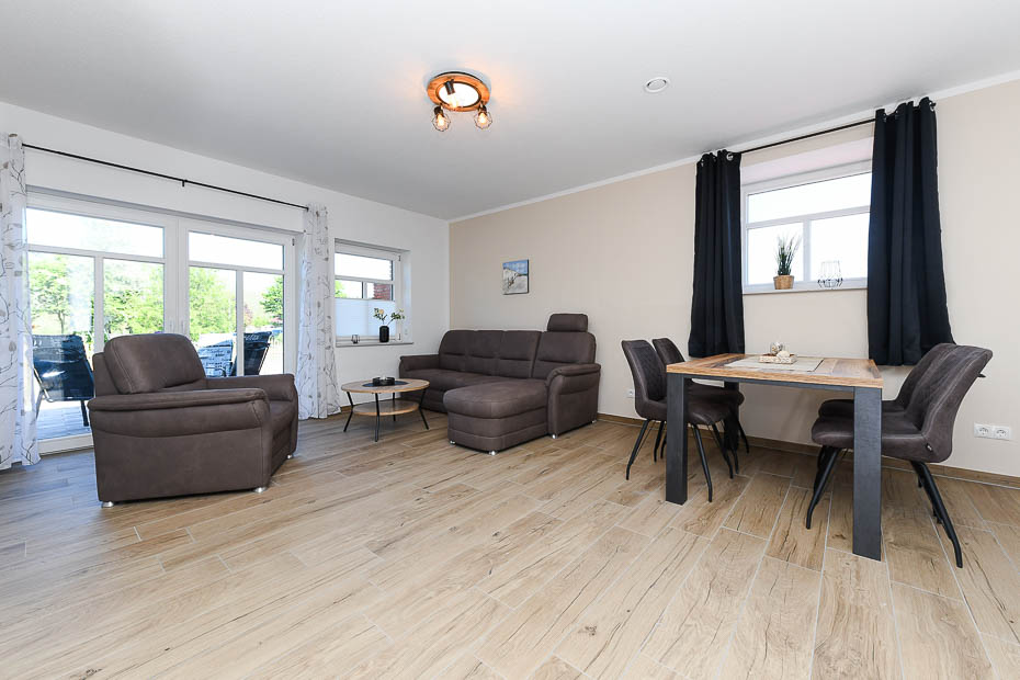 Ferienwohnung „Leege Groden“ - Wohnzimmer mit integriertem Küchenbereich