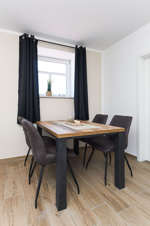 Ferienwohnung „Leege Groden“ - Wohnzimmer mit integriertem Küchenbereich