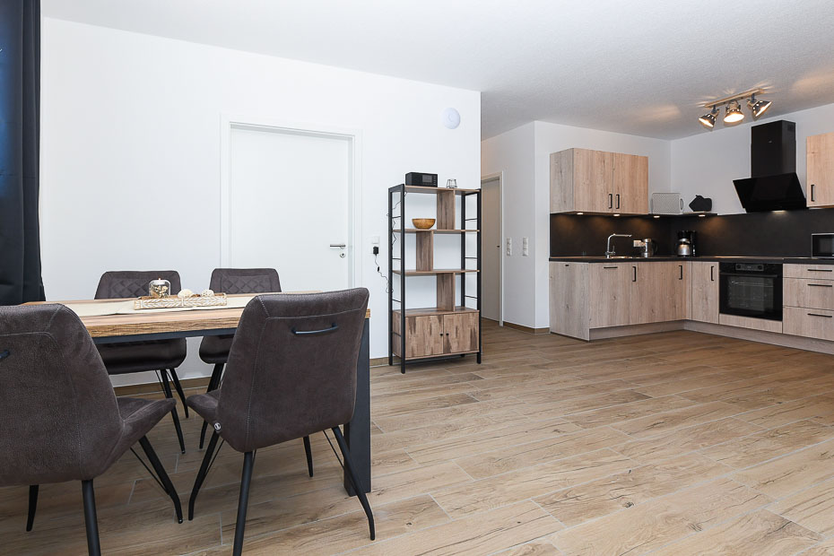 Ferienwohnung „Leege Groden“ - Wohnzimmer mit integriertem Küchenbereich