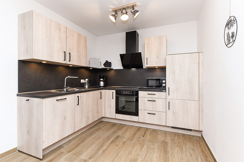 Ferienwohnung „Leege Groden“ - Wohnzimmer mit integriertem Küchenbereich