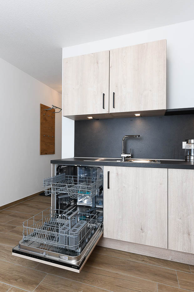 Ferienwohnung „Leege Groden“ - Wohnzimmer mit integriertem Küchenbereich