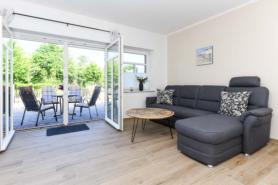 Ferienwohnung „Marschland“ - Wohnzimmer mit integriertem Küchenbereich