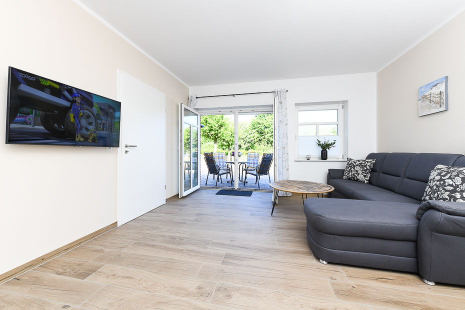 Ferienwohnung „Marschland“ - Wohnzimmer mit integriertem Küchenbereich