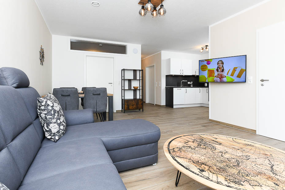 Ferienwohnung „Marschland“ - Wohnzimmer mit integriertem Küchenbereich