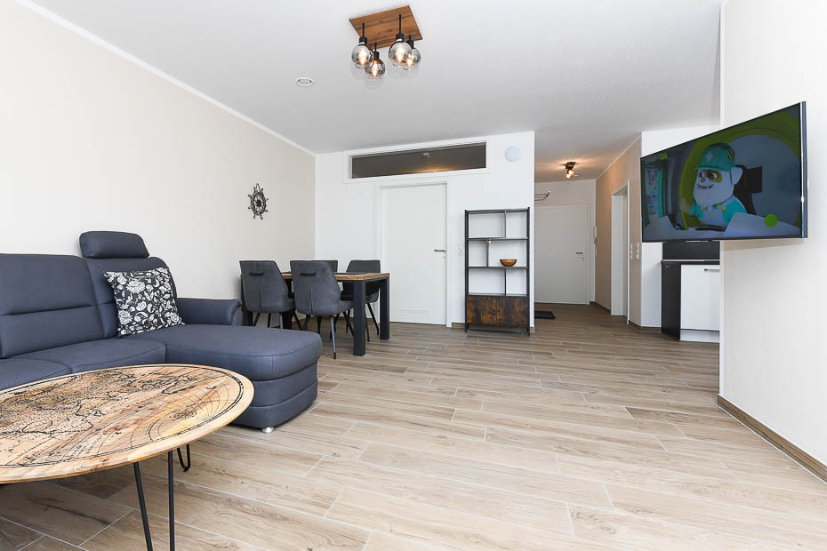 Ferienwohnung „Marschland“ - Wohnzimmer mit integriertem Küchenbereich