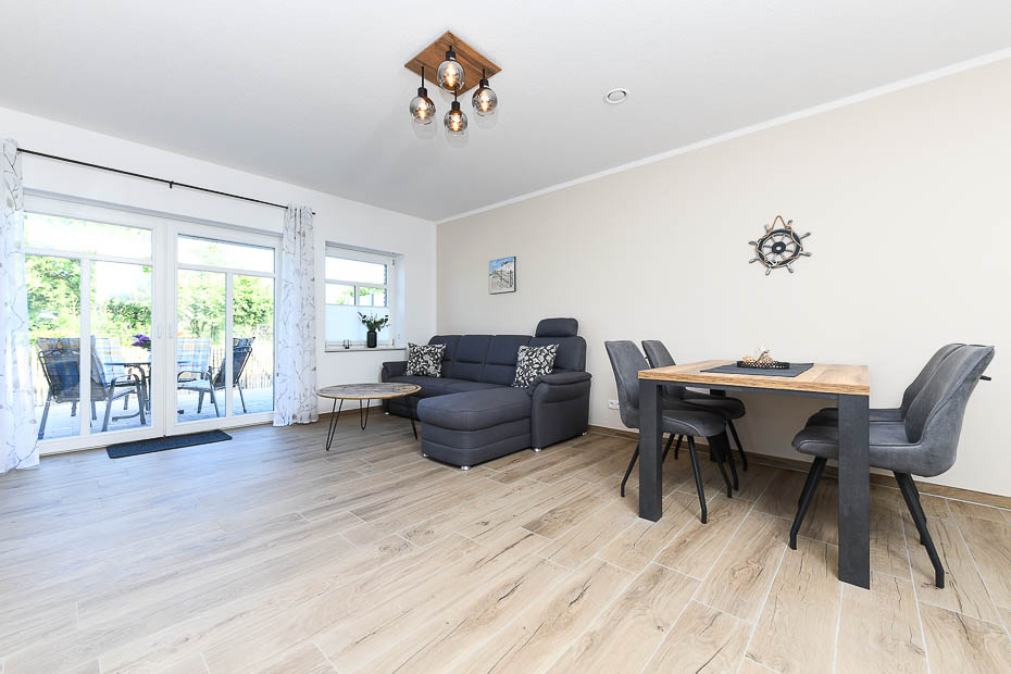 Ferienwohnung „Marschland“ - Wohnzimmer mit integriertem Küchenbereich