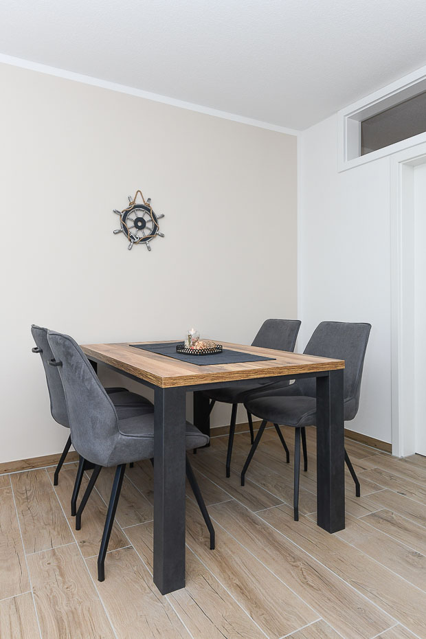 Ferienwohnung „Marschland“ - Wohnzimmer mit integriertem Küchenbereich