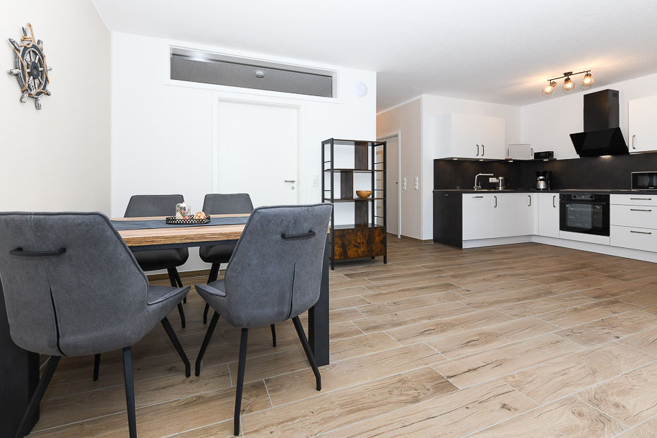 Ferienwohnung „Marschland“ - Wohnzimmer mit integriertem Küchenbereich