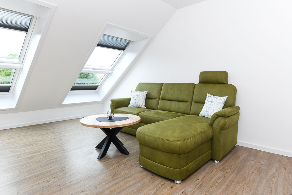 Ferienwohnung „Rapsblüte“ - Wohnzimmer mit integriertem Küchenbereich