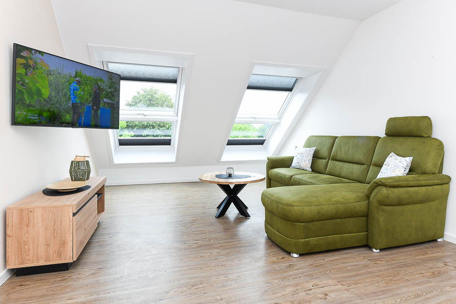 Ferienwohnung „Rapsblüte“ - Wohnzimmer mit integriertem Küchenbereich