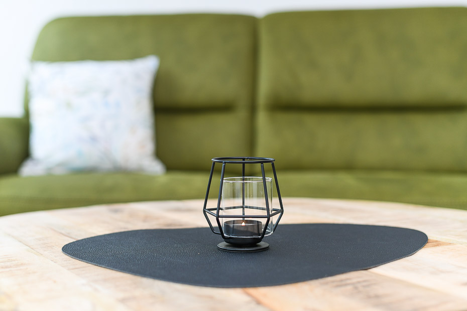 Ferienwohnung „Rapsblüte“ - Wohnzimmer mit integriertem Küchenbereich