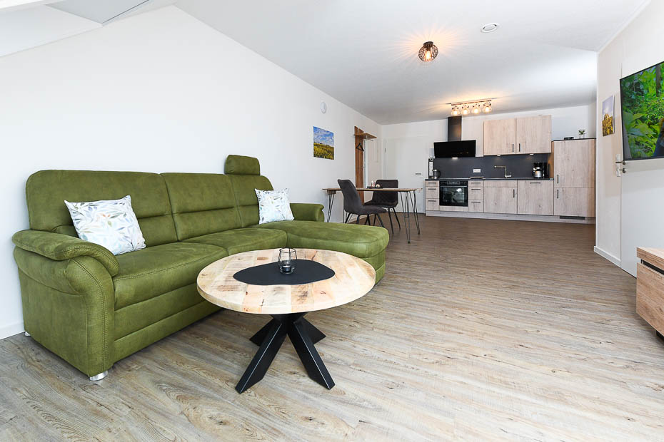 Ferienwohnung „Rapsblüte“ - Wohnzimmer mit integriertem Küchenbereich