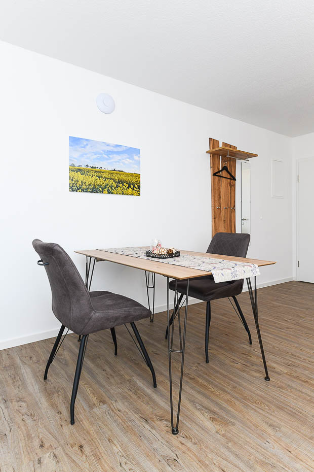 Ferienwohnung „Rapsblüte“ - Wohnzimmer mit integriertem Küchenbereich