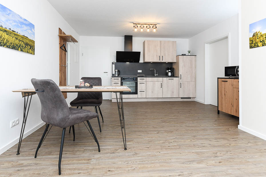 Ferienwohnung „Rapsblüte“ - Wohnzimmer mit integriertem Küchenbereich