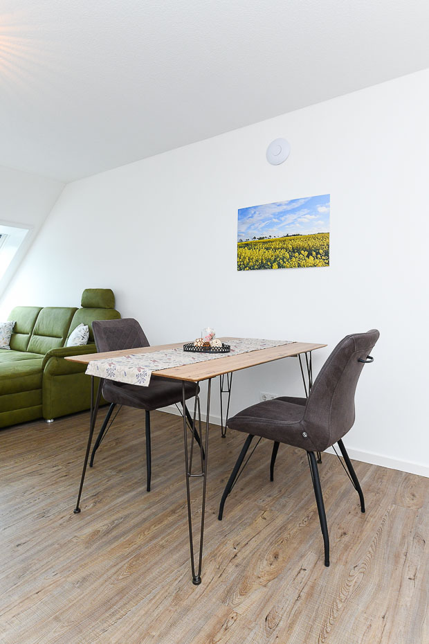 Ferienwohnung „Rapsblüte“ - Wohnzimmer mit integriertem Küchenbereich