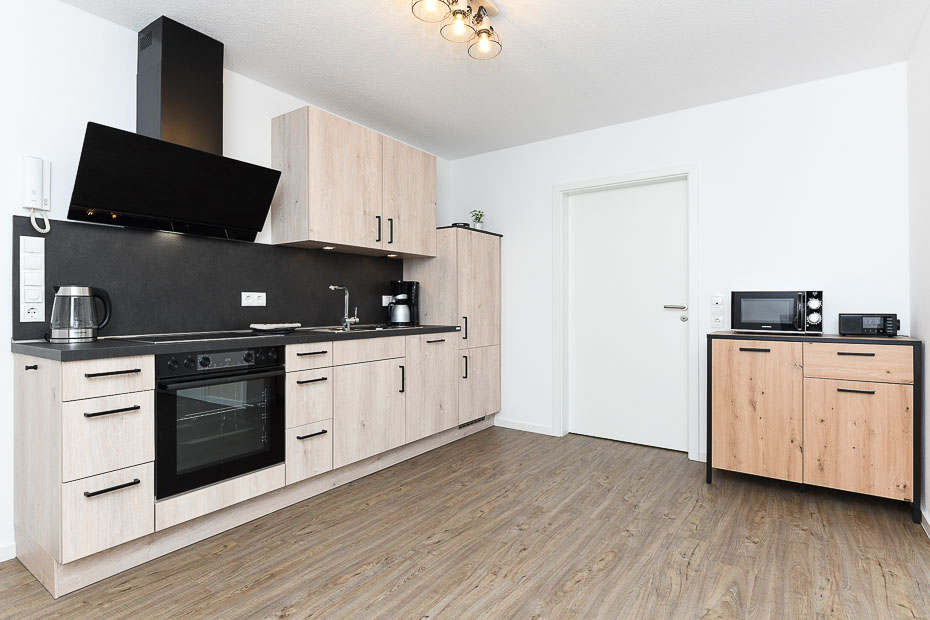 Ferienwohnung „Rapsblüte“ - Wohnzimmer mit integriertem Küchenbereich