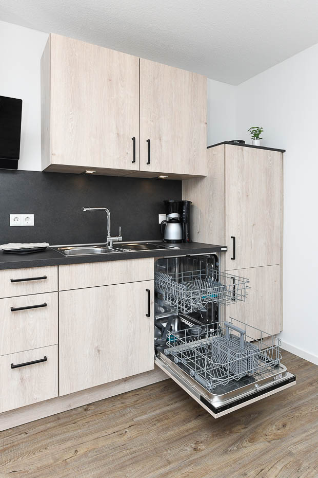 Ferienwohnung „Rapsblüte“ - Wohnzimmer mit integriertem Küchenbereich