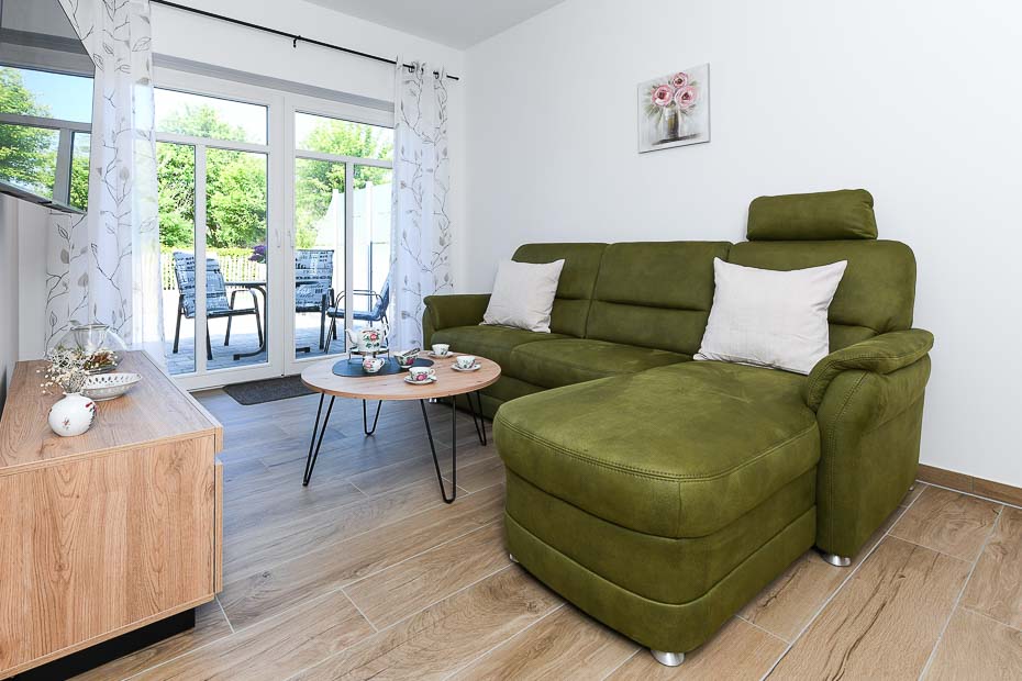 Ferienwohnung „Teetied“ - Wohnzimmer mit integriertem Küchenbereich