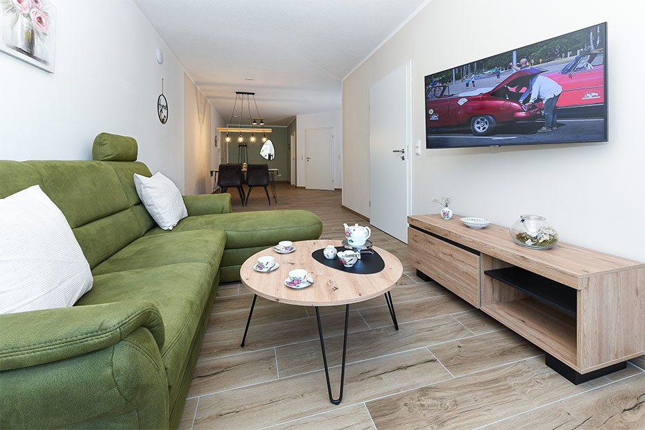 Ferienwohnung „Teetied“ - Wohnzimmer mit integriertem Küchenbereich