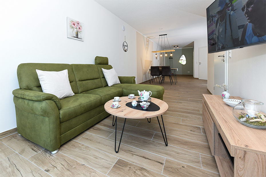 Ferienwohnung „Teetied“ - Wohnzimmer mit integriertem Küchenbereich