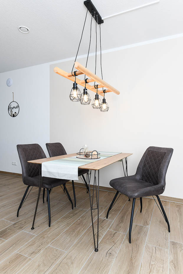 Ferienwohnung „Teetied“ - Wohnzimmer mit integriertem Küchenbereich